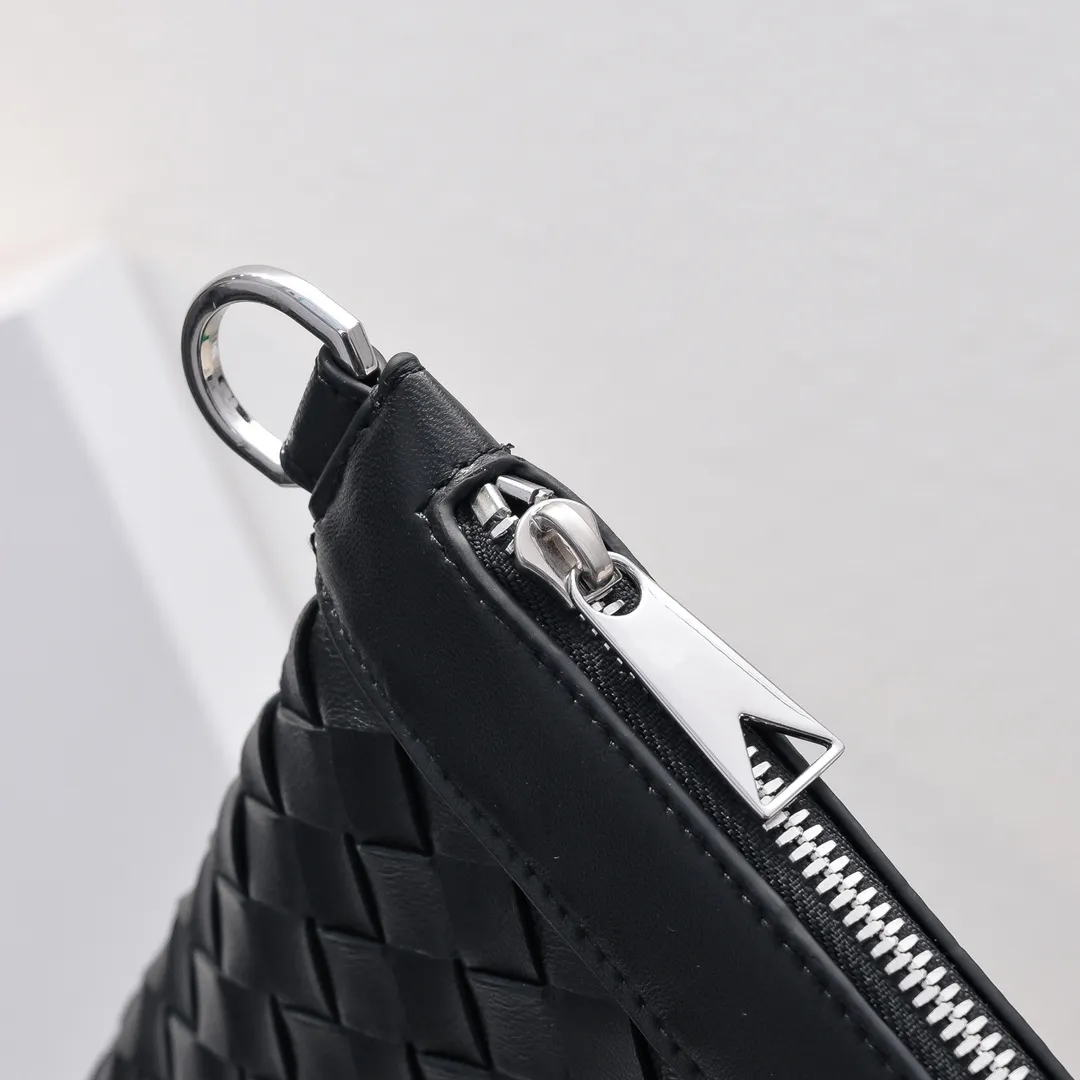 Batch 1360 Bottega Veneta's Bottega Veneta handbag transforms into a man in seconds ⌨️The texture is great! The weaving process is exquisite, simple and elegant, and it perfectly matches any clothes! Whether you are out on the street or on a date, it can instantly improve your overall taste. It can not only hold your wallet and mobile phone, but also the charm of your male god. Style number: 6518 Size: 33*22*7cm